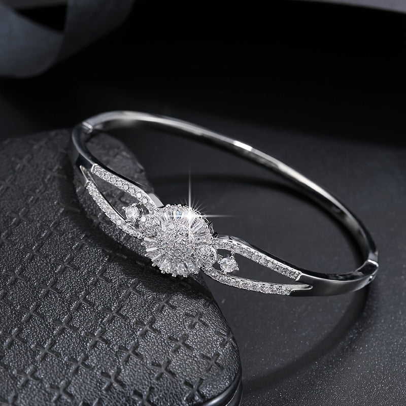 [Trendy Zirconia Bracelet Luxury Design] Elegant And Sophisticated Zirconia Bracelet With A Trendy And Minimalist Design, Exuding A Sense Of Luxury And Fashion.