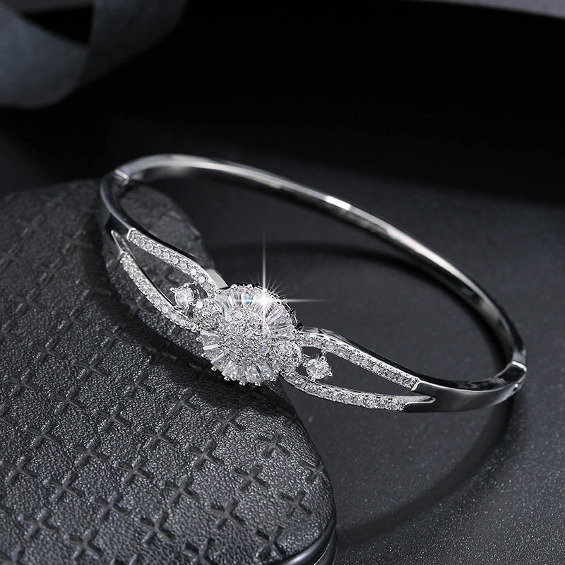 [Trendy Zirconia Bracelet Luxury Design] Elegant And Sophisticated Zirconia Bracelet With A Trendy And Minimalist Design, Exuding A Sense Of Luxury And Fashion.